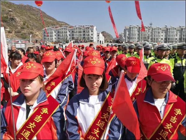 万象城官网大学生志愿者参加“创建文明城市，争当交通文明先锋”活动