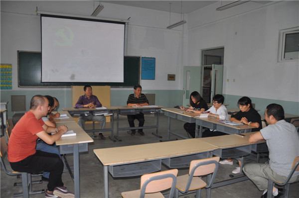 学院党委书记胡炜参加党支部组织生活会