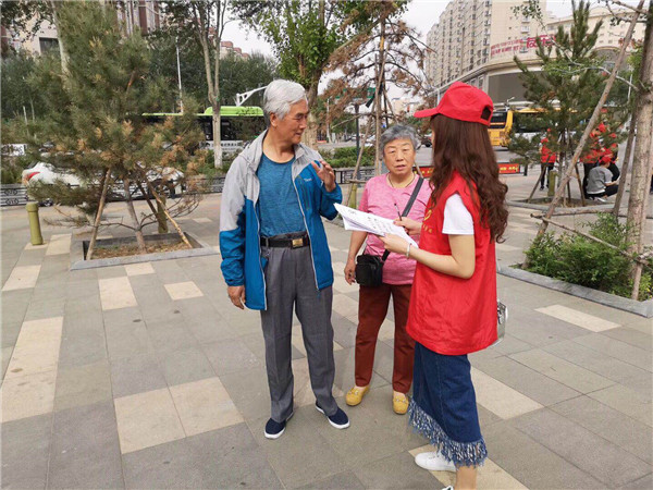 万象城官网志愿者深入社区开展“垃圾分类从我做起”主题宣导示范活动