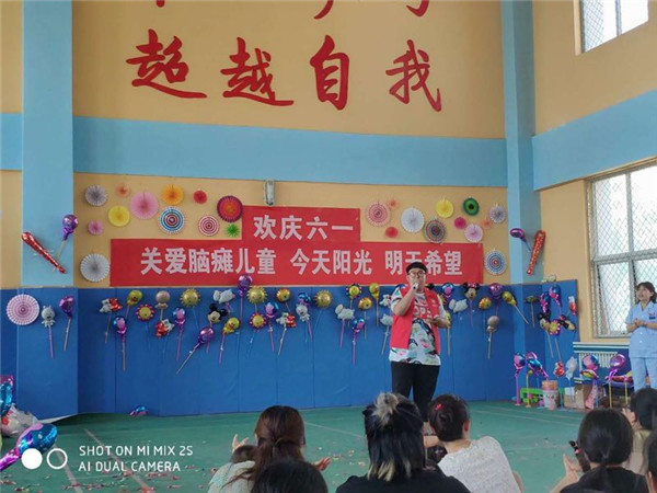 信息系、经管系志愿者服务队与残疾孩子共度六一节国际儿童节