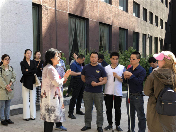 经济管理系学生志愿者参加市残疾人无障碍建设体验活动