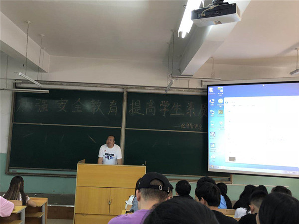 经济管理系组织学生观看消防安全教育电影