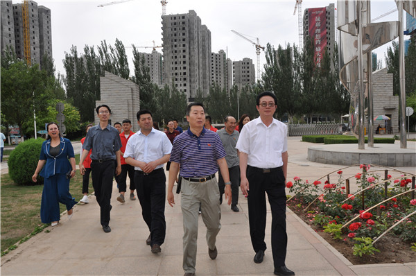 省文明办领导李秀存到万象城官网就文明校园、教育扶贫工作进行调研