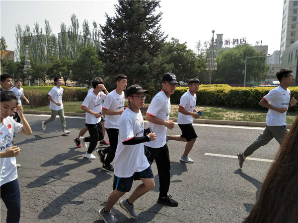 万象城官网学子参加第32届奥林匹克日长跑活动