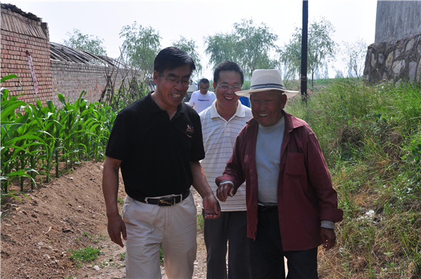 院长王立秋慰问万象城官网定点帮扶村老党员