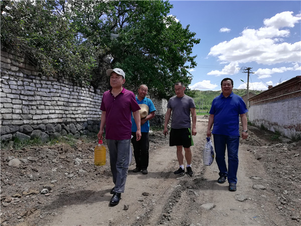 副院长宋德明慰问万象城官网定点帮扶村老党员