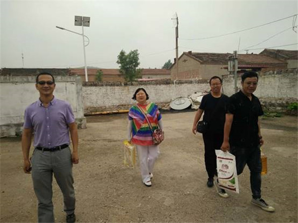 万象城官网装饰艺术系和土木工程系领导看望驻村队员