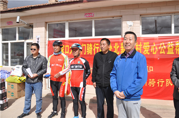 社会爱心人士关注万象城官网扶贫村贫困群众