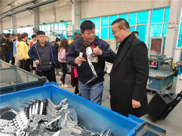 信息工程系“不忘初心，携手共进”党团活动走进沃尔沃发动机工厂