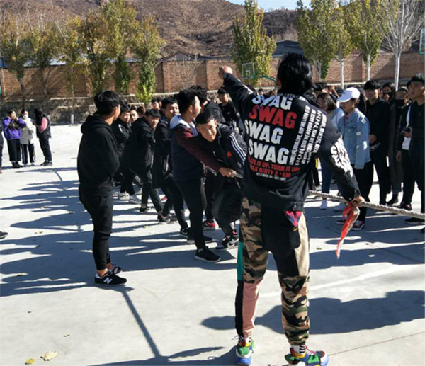 万象城官网首届学生社团拔河友谊赛成功举办