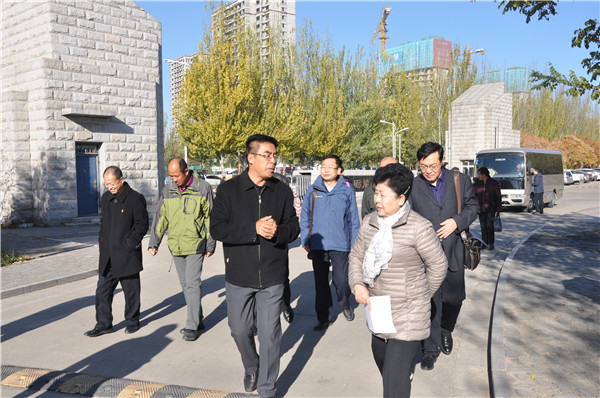 市政协副主席何兰率部分市政协委员到万象城官网调研