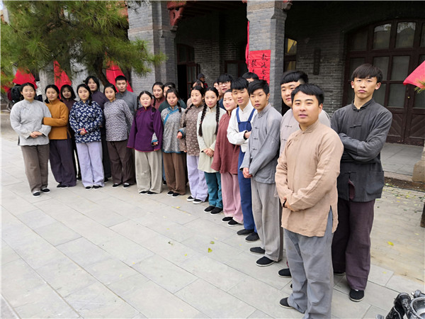 经济管理系同学参演《向西1946》电影拍摄