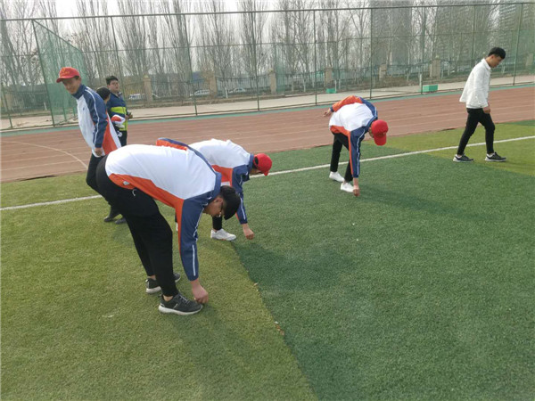 汽车工程系组织开展“学雷锋”清洁校园活动