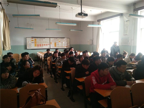 土木工程系开展“四进四信”主题团日活动