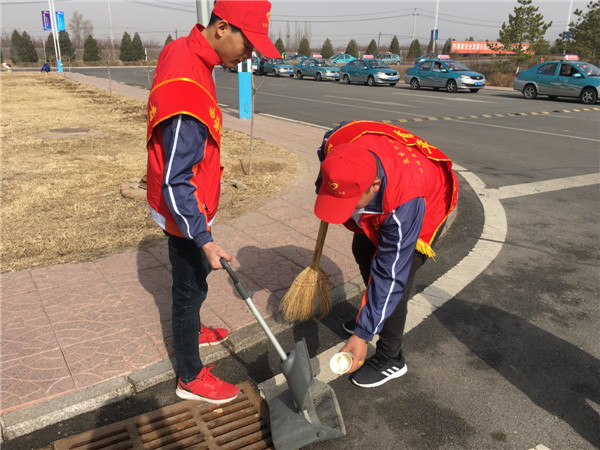土木工程系、外语系共同开展创城志愿服务活动