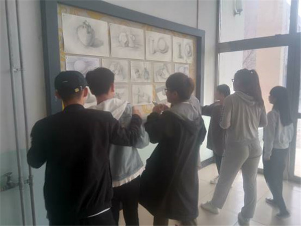 装饰艺术系举办17级学生素描速写作品展