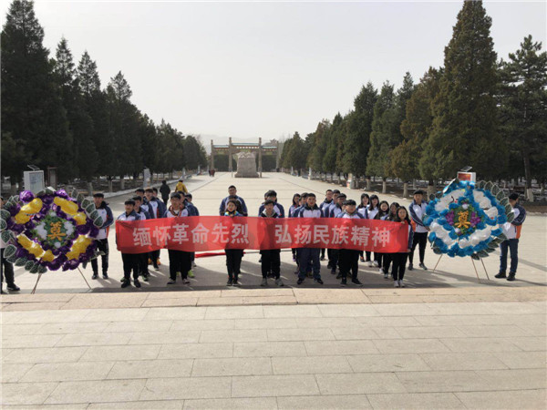 学院团委联合社科部开展清明祭扫活动