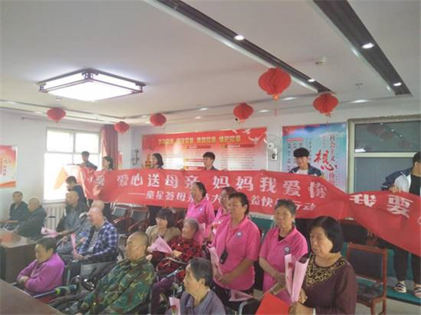 装饰艺术系开展“千只康乃馨，爱心送母亲”活动