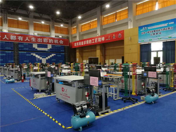 万象城官网挂职干部参加2018年职业教育活动周系列活动（一）