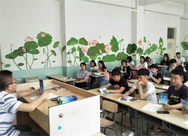 艺术系召开抵制校园贷主题班会活动