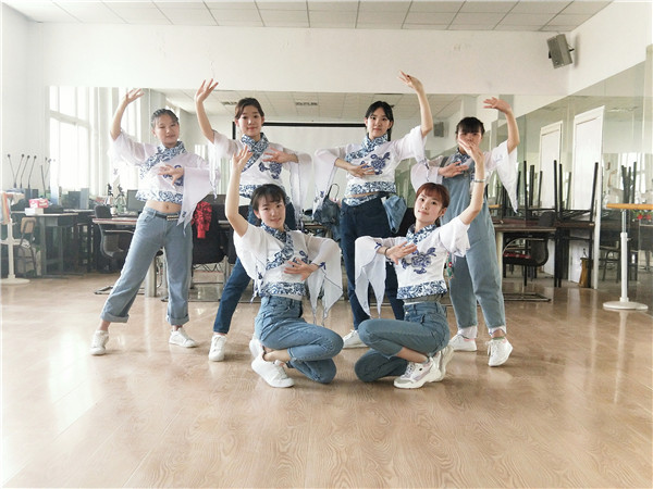 信息工程系开展“舞出风采，蹈出快乐”广场舞教学活动