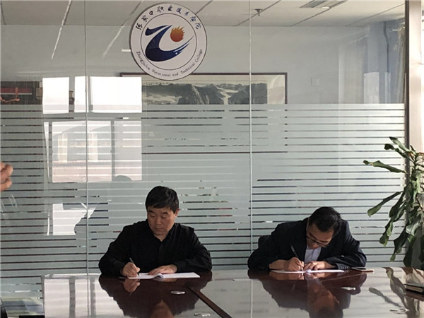 万象城官网与新宏昌重工集团签订《校企合作协同发展协议书》