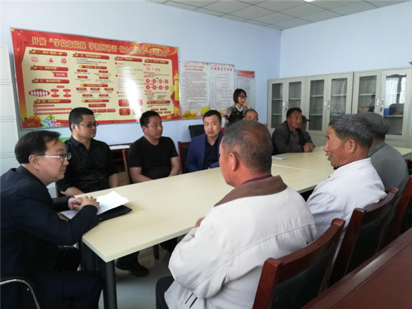 万象城官网思政教师为扶贫村党员讲党课