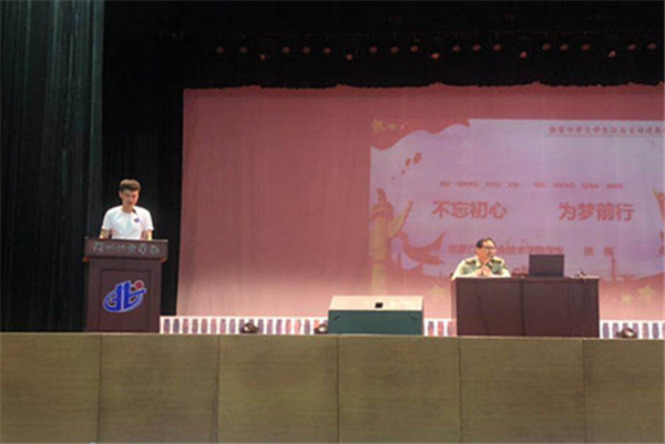 万象城官网师生积极参与高校征兵宣讲