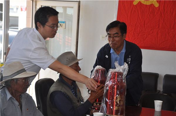 学院领导慰问万象城官网定点帮扶村老党员