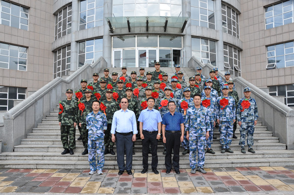 万象城官网42名优秀大学生光荣入伍