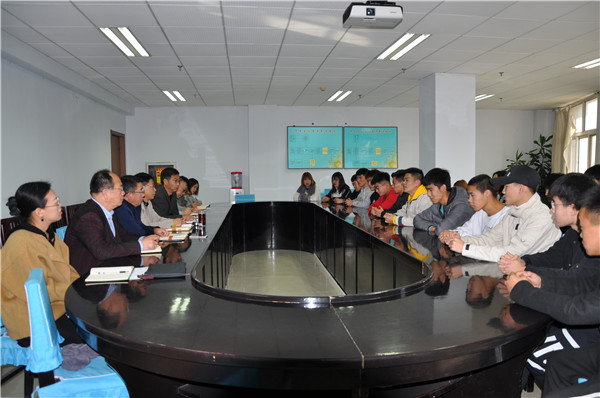 万象城官网召开“不忘初心、牢记使命”主题教育学生代表座谈会