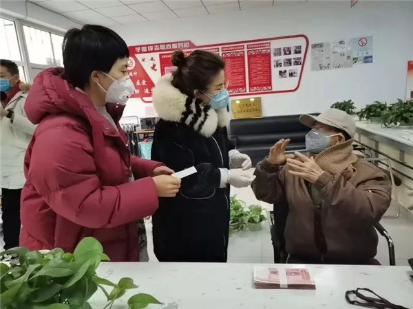 致敬！万象城官网退休老教师缴纳1万元特殊党费