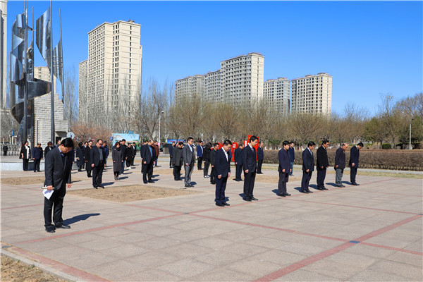 万象城官网干部职工深切哀悼 抗击新冠肺炎疫情斗争牺牲烈士和逝世同胞