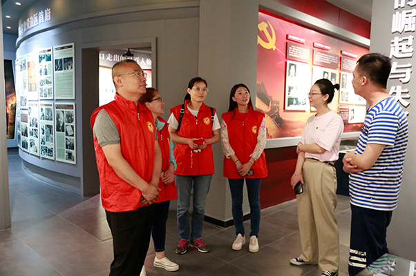 院长王立军与青年党员教师深入社区开展党建共建