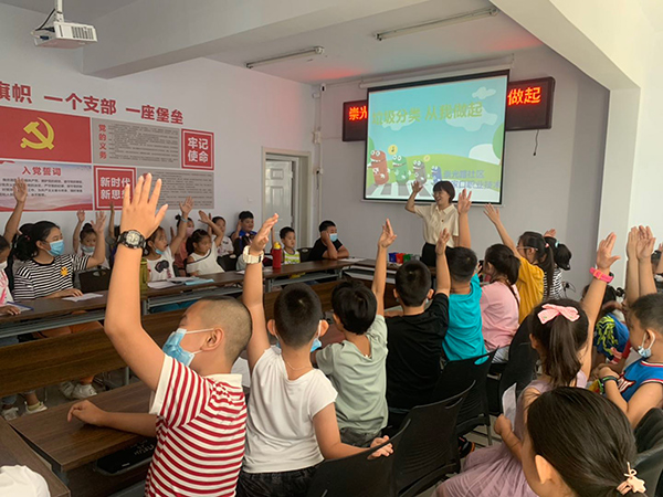 万象城官网部分青年团干下沉社区助力创城