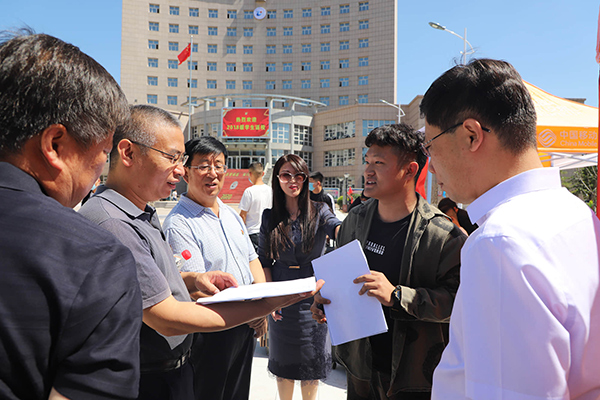 学院领导督导新学期首日学生返校接待工作