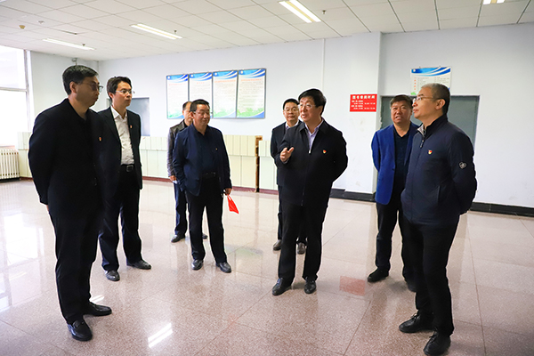 学院领导冯印涛、王立军督导校园改造工程收尾工作