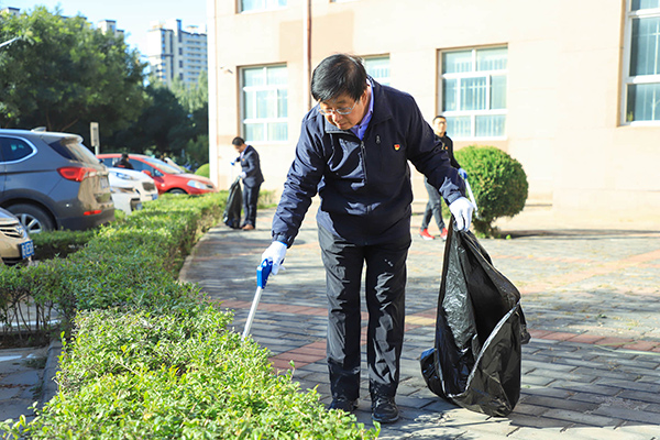 万象城官网师生共同进行校园环境卫生清理