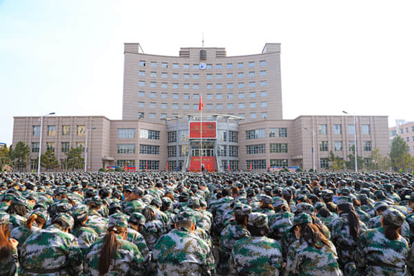 万象城官网举行2020级新生开学典礼暨军训动员大会