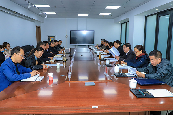 党委书记冯印涛、院长王立军与宣化区人民政府区长费再宏进行座谈