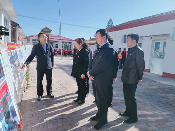 学院领导看望慰问扶贫村贫困群众和驻村干部