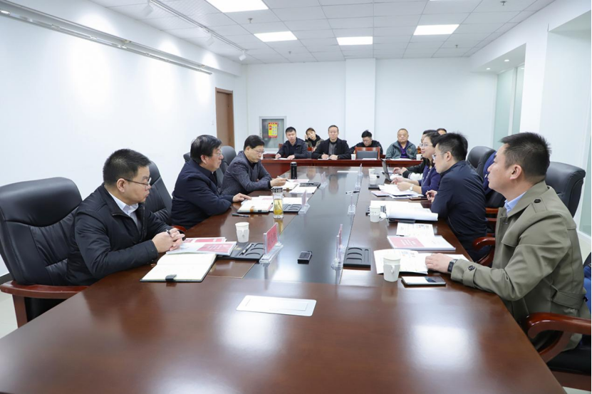 学院党委书记冯印涛与京东教育研究院秘书长孙文升就深入推进产教融合进行座谈