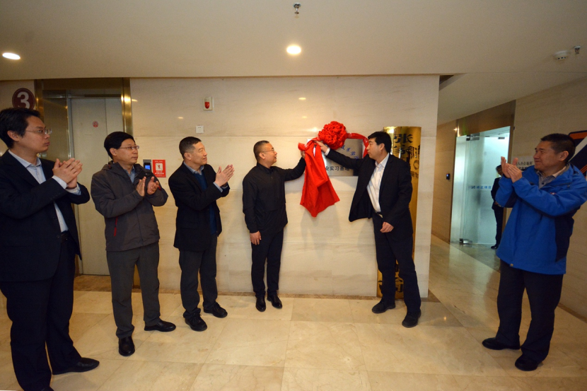 万象城官网与两家建筑企业签署校企合作协议