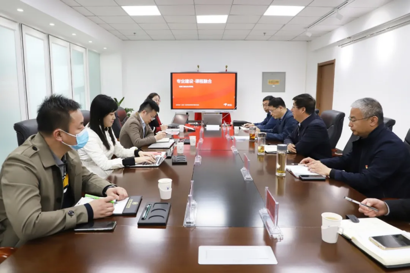 党委书记冯印涛与京东教育研究院秘书长孙文升就推进校企合作课程融合进行交流研讨