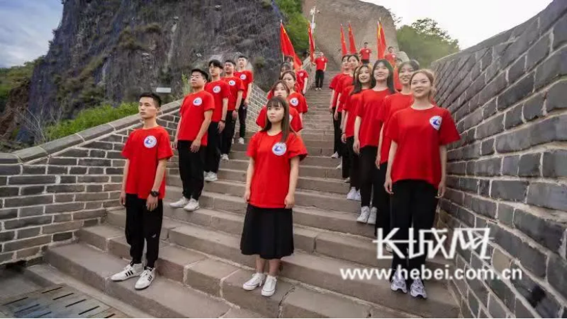 万象城娱乐awc线路师生唱响《岁月征程》