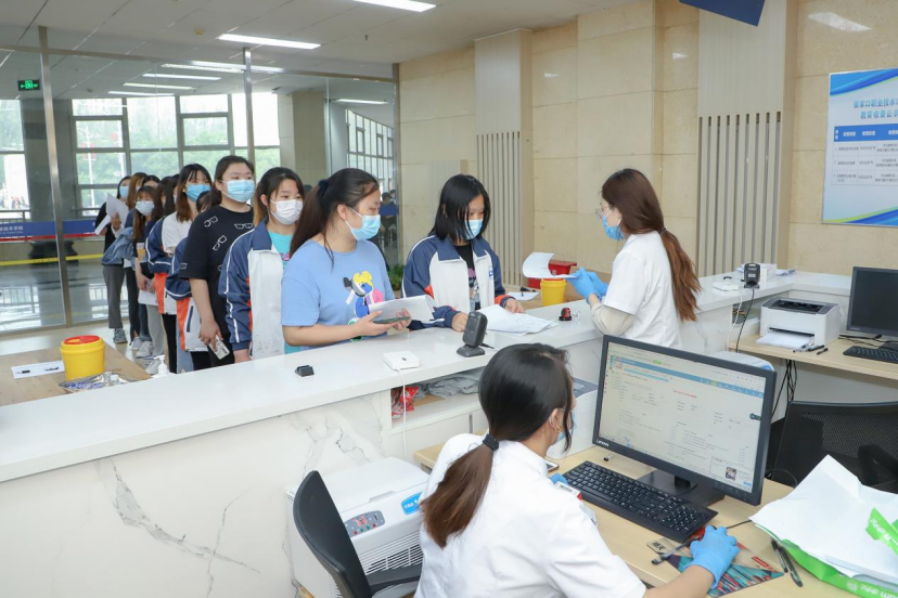 万象城官网师生第二针新冠肺炎疫苗接种工作有序展开