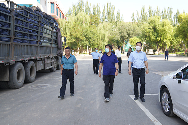 党委书记冯印涛检查校园整体环境建设进度