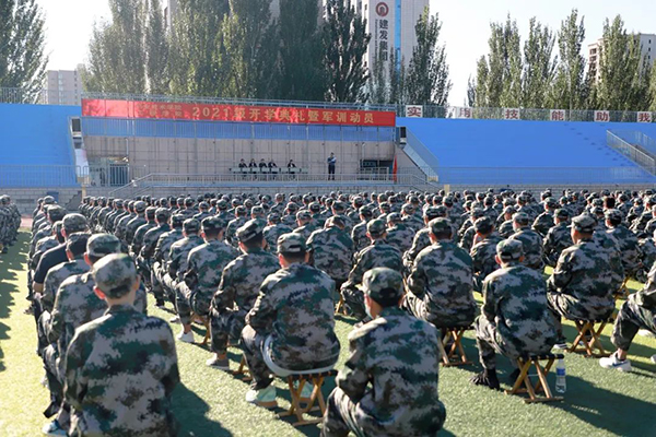 万象城官网西校区举行2021级新生开学典礼暨军训动员大会