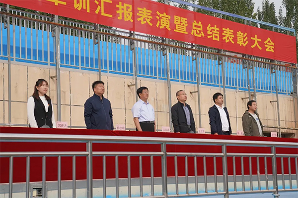 万象城官网举行西校区新生军训汇报表演暨总结表彰大会