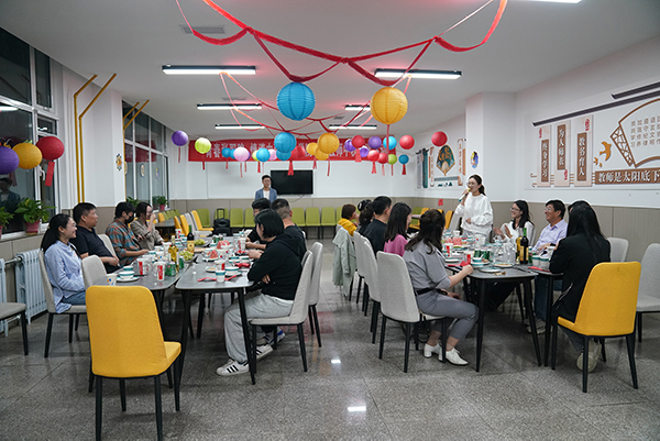 学院举办“青春张职院 情暖中秋节” 青年教师团建活动